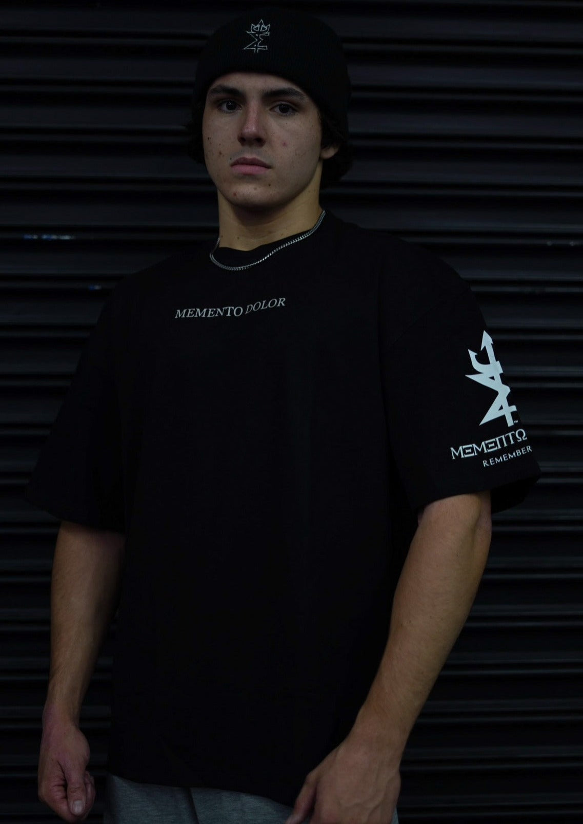 MEMENTO DOLOR TEE IN BLACK