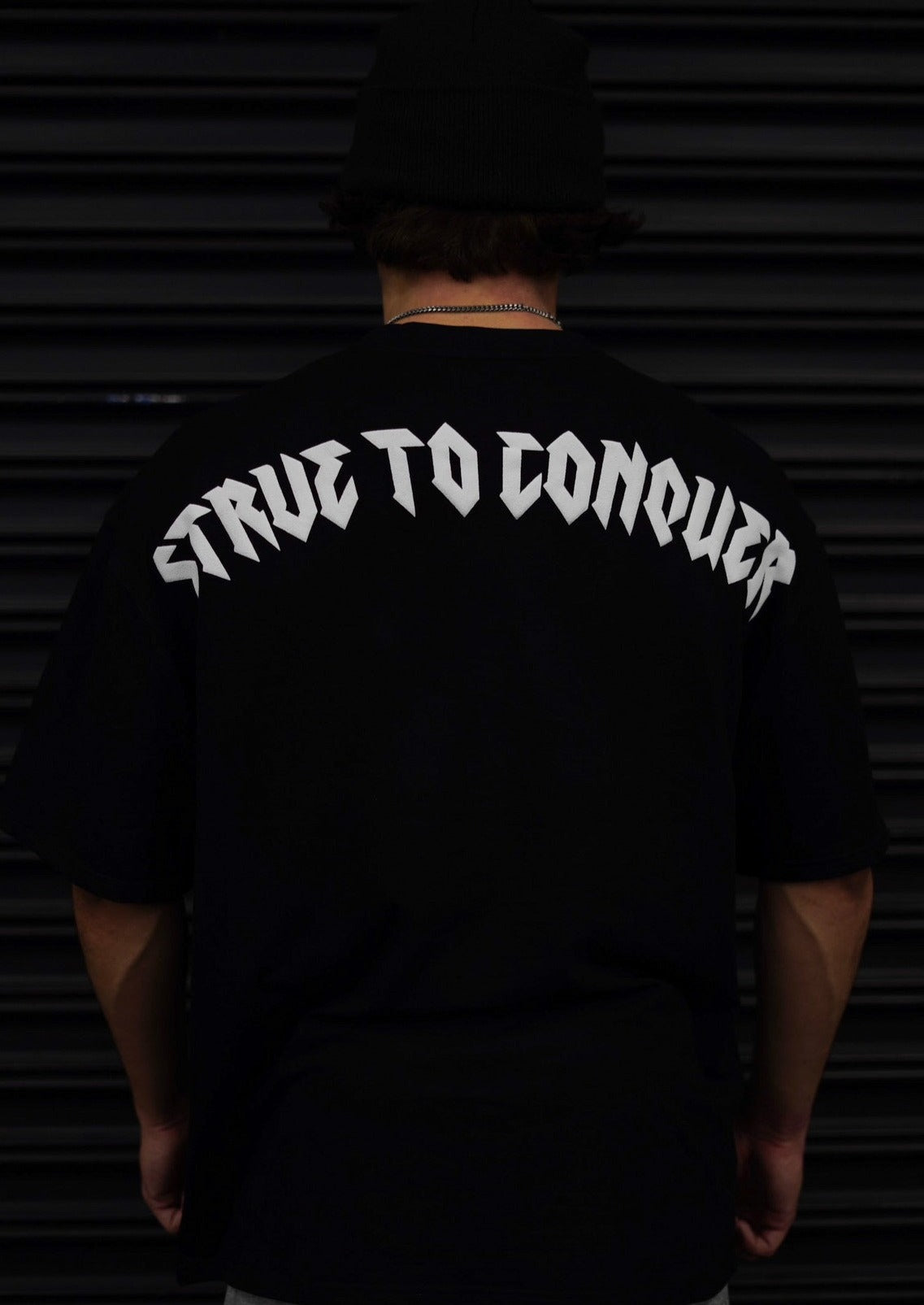 STRVE TO CONQUER TEE IN BLACK