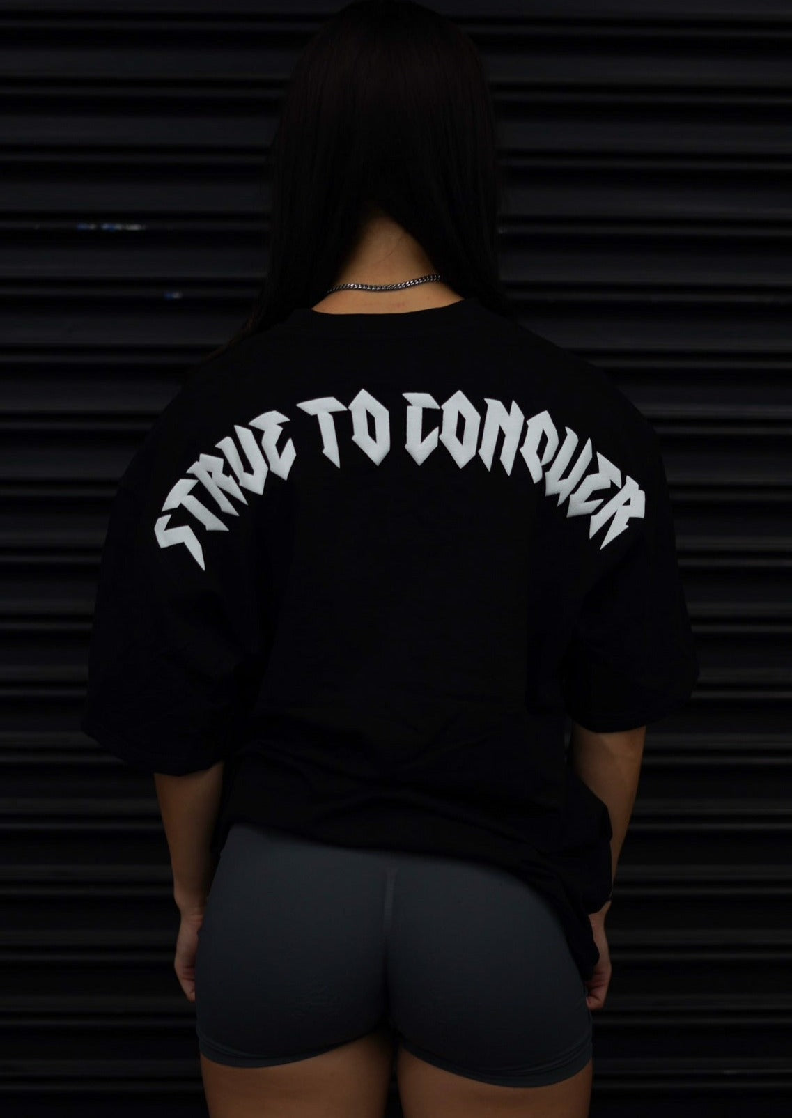 STRVE TO CONQUER TEE IN BLACK