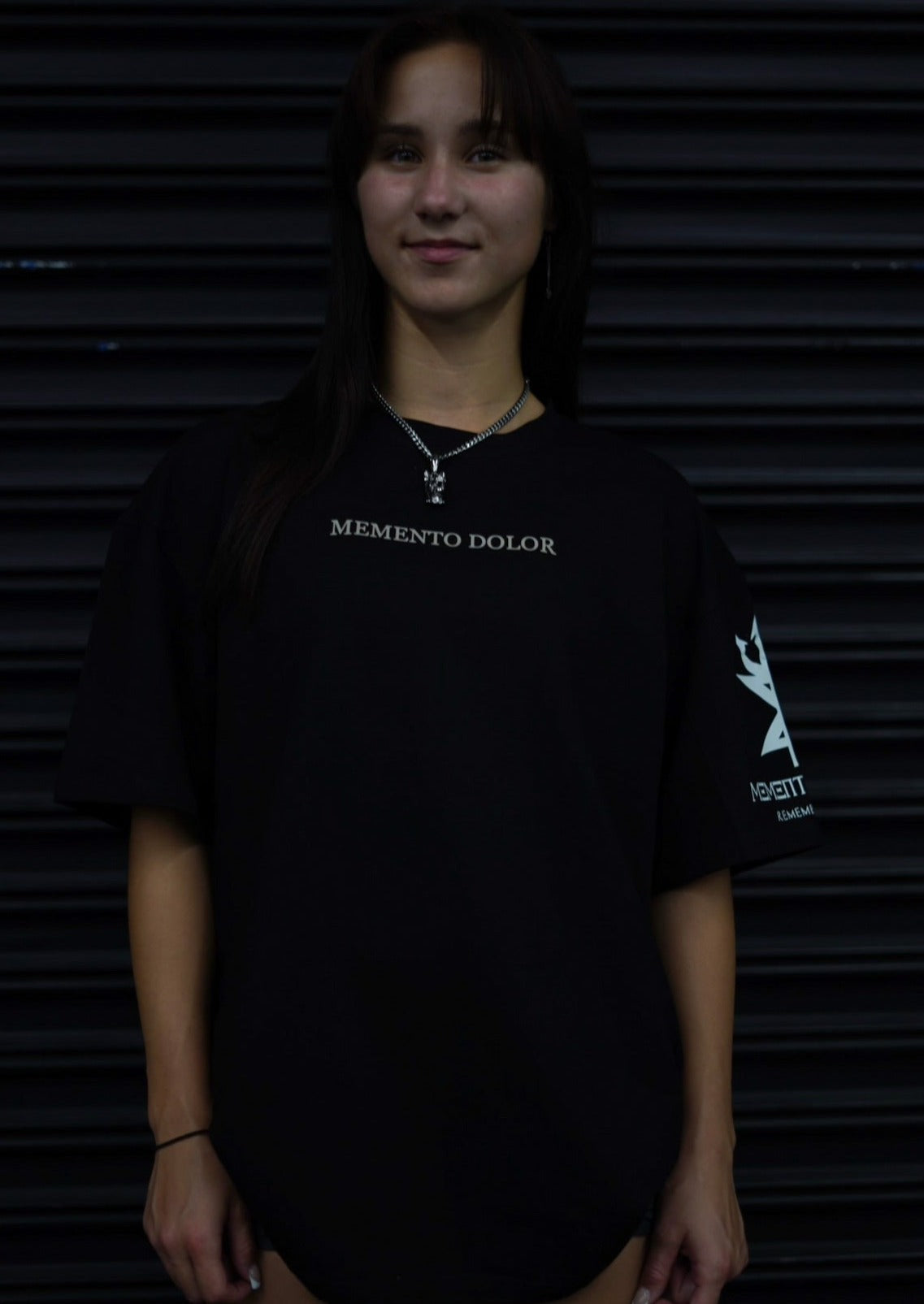 MEMENTO DOLOR TEE IN BLACK