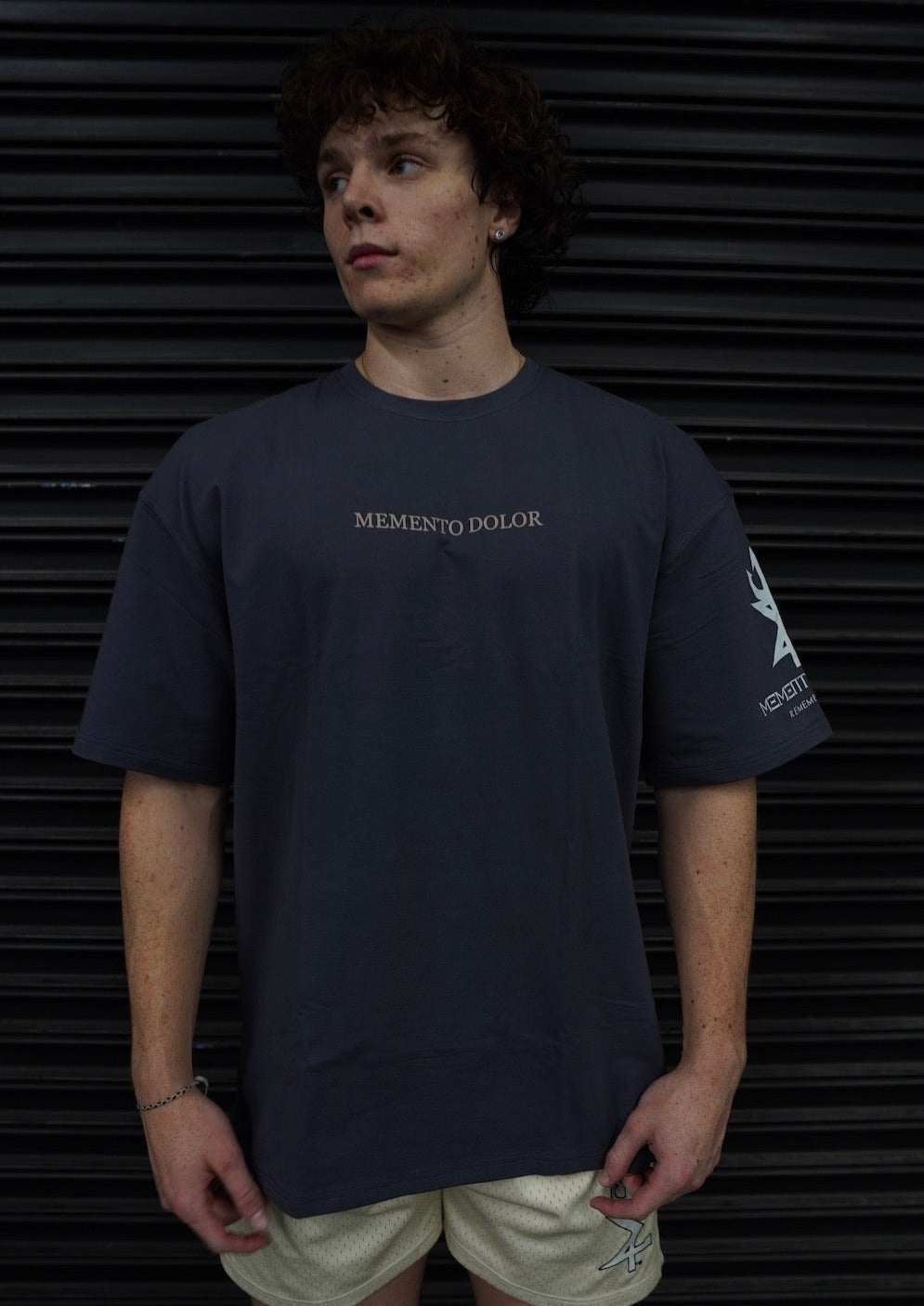 MEMENTO DOLOR TEE IN GREY